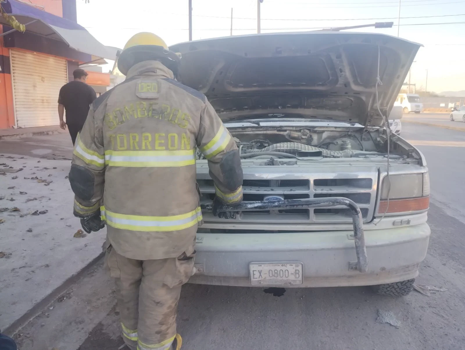 Bomberos de Torreón sofocan incendio en camioneta Ford F-150 en el ejido La Unión. El conductor logró controlar las llamas antes de su llegada.