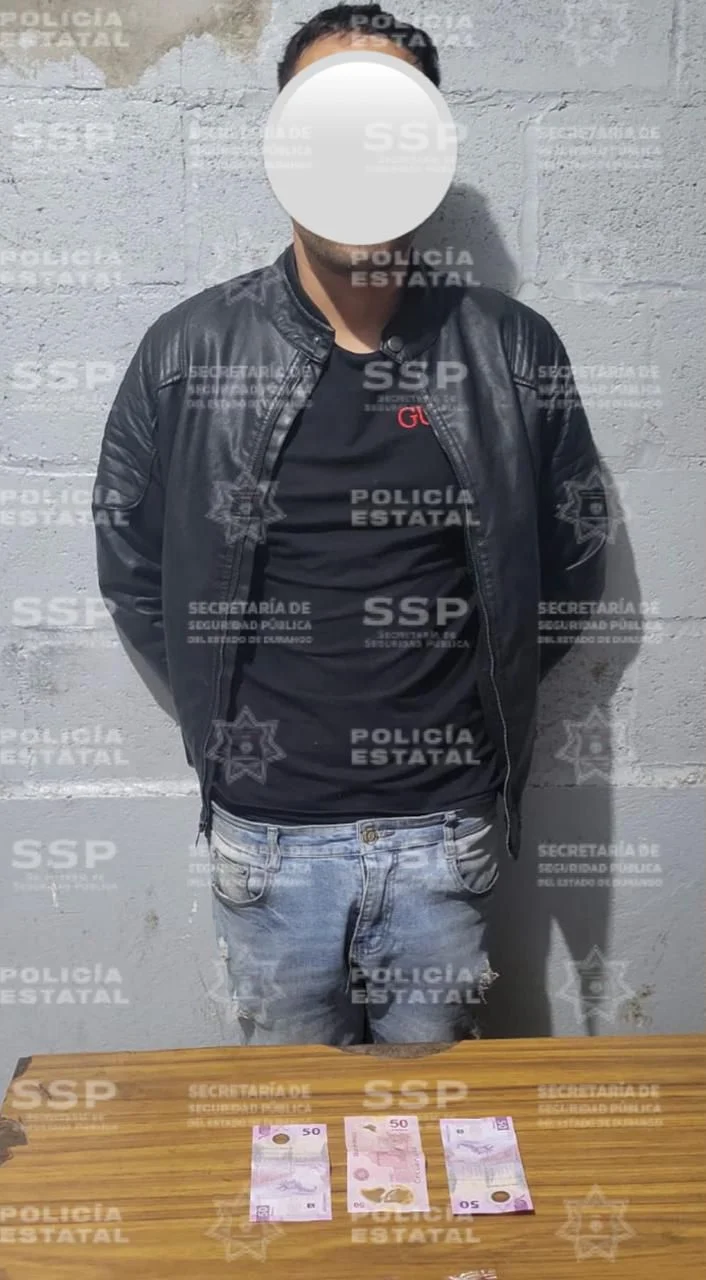 Policía estatal asegura presunta droga tipo cristal y efectivo tras detener a cuatro personas en operativo nocturno en Gómez Palacio.