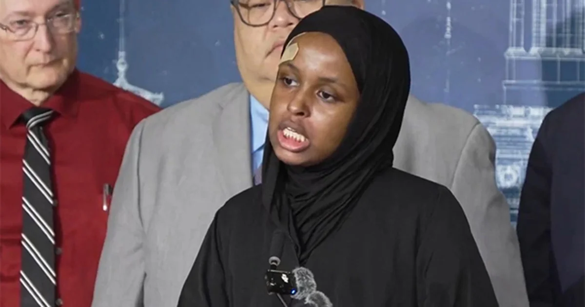 La joven Nasra Ahmed, de 23 años, señaló que permaneció retenida dos días y que los golpes durante el arresto le provocaron una conmoción cerebral