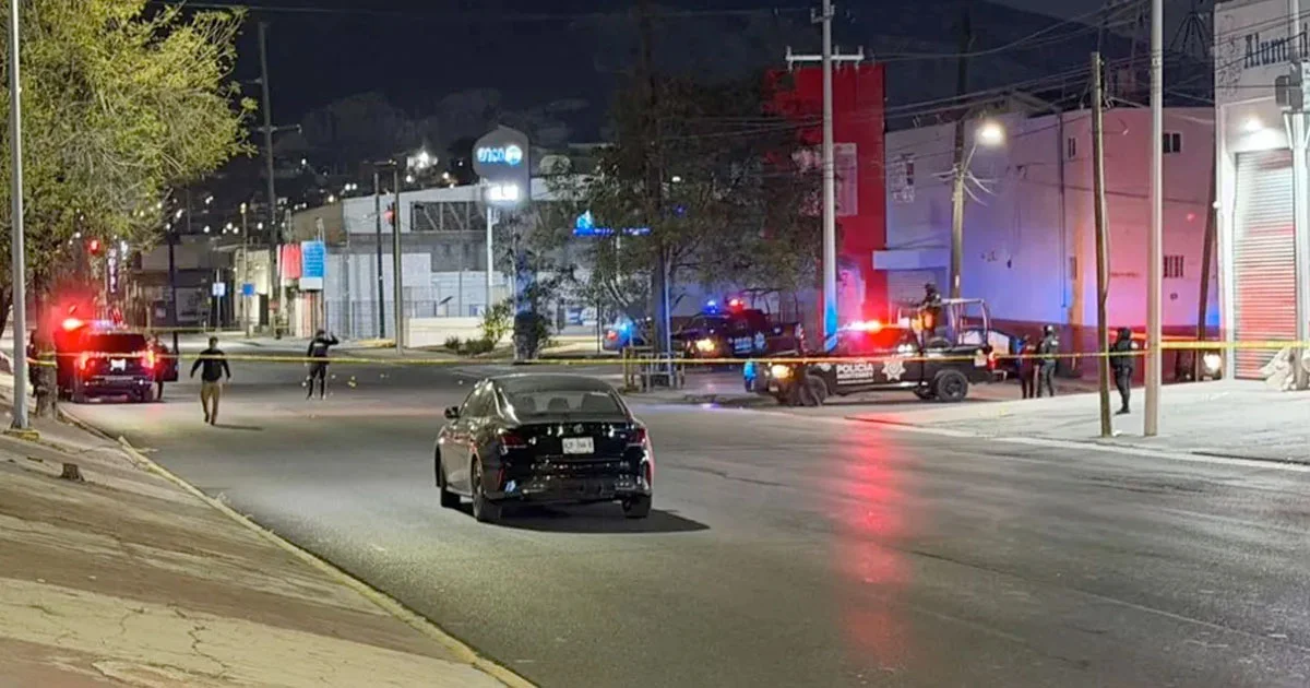 La zona fue acordonada por la Policía de Monterrey, mientras que agentes ministeriales realizaron el levantamiento de indicios.