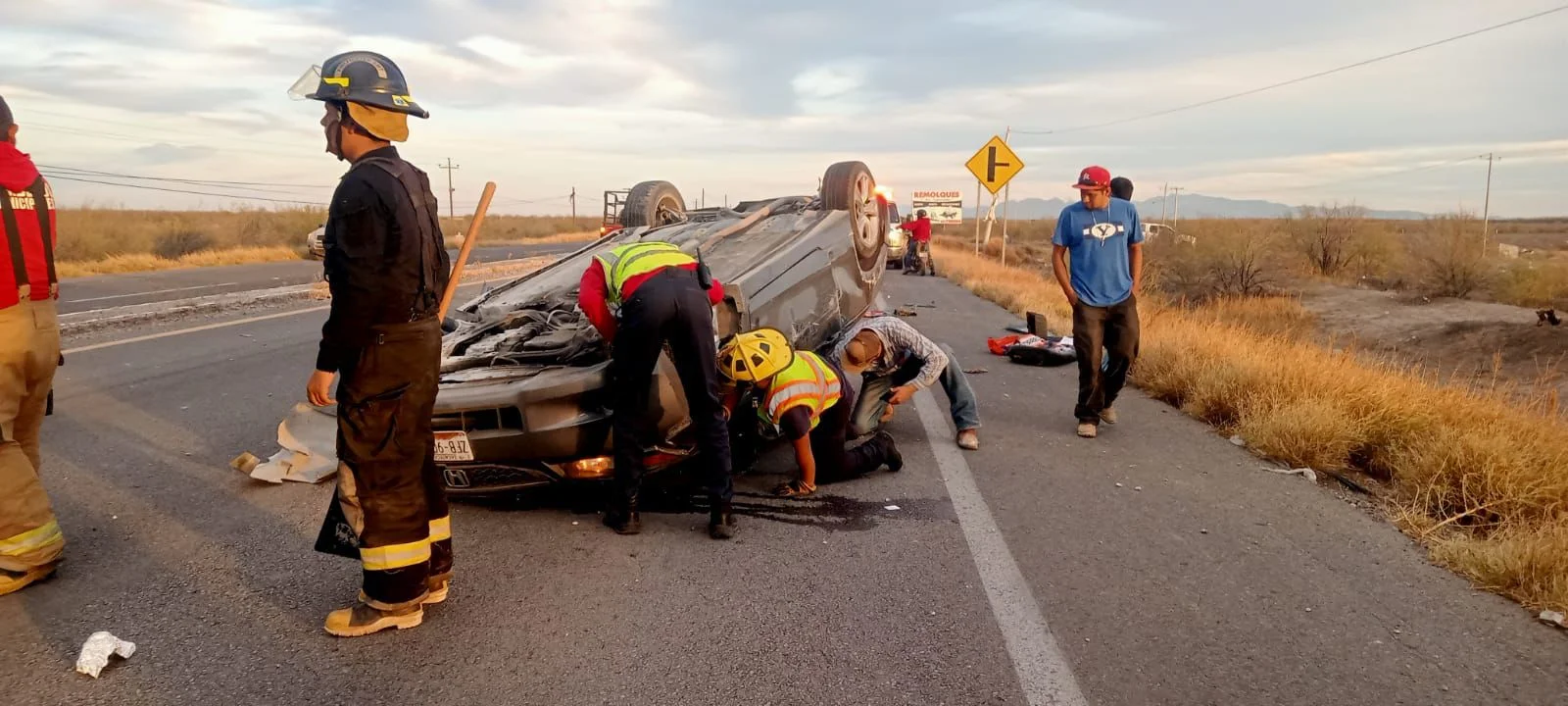 Conductor resulta lesionado tras volcadura en la carretera Torreón - San Pedro, a la altura del ejido San Pablo. Fue trasladado al ISSSTE.
