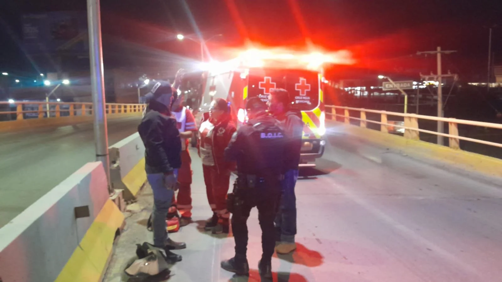Motociclista resulta lesionado tras chocar contra barrera en el bulevar Revolución de Torreón