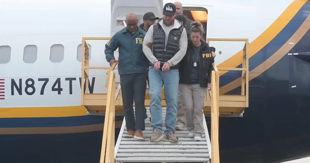 Video: Bajo fuerte custodia del FBI, Ryan Wedding llegó a EU