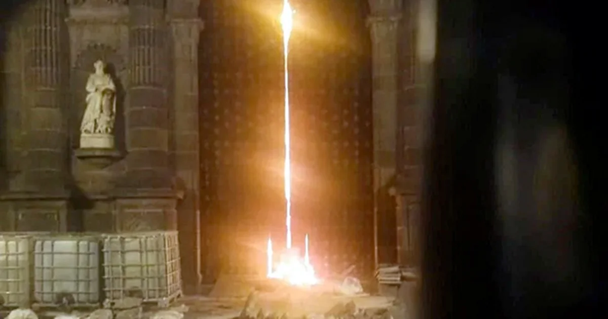 Queman puerta de Catedral de Puebla tras saltar rejas