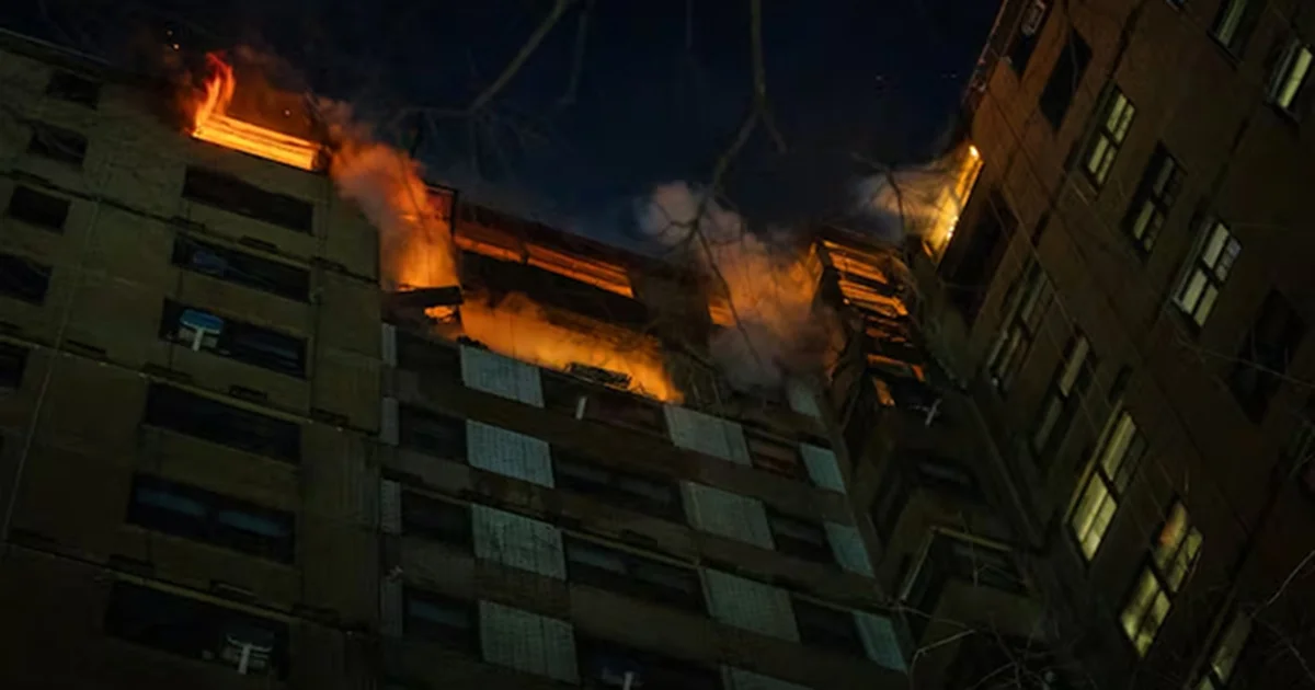 Más de 200 bomberos y efectivos de los servicios de emergencia trabajaban en el lugar del incendio en el Bronx en NY