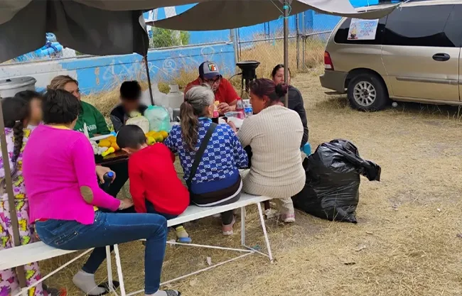 Los agentes realizaron disparos disuasivos, lo que provocó que los presuntos agresores huyeran y abandonaran armas blancas en el lugar