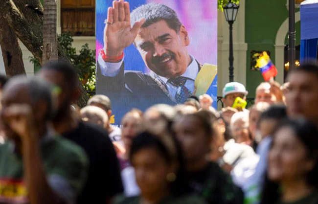 La concejal Yenny Álvarez leyó ante más de un centenar de chavistas una declaración en la que exigió la liberación de Maduro y Flores.