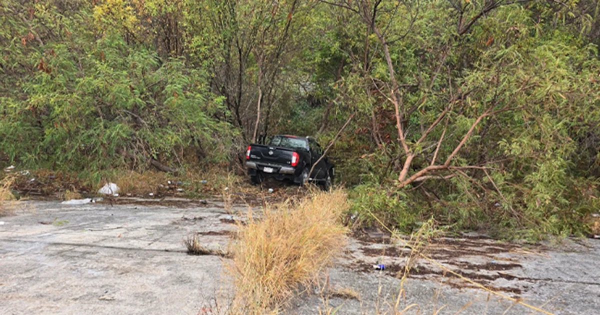 El conductor de una camioneta sale ileso tras caer al Río Santa Catarina, en Monterrey, por pavimento resbaladizo debido a la lluvia.