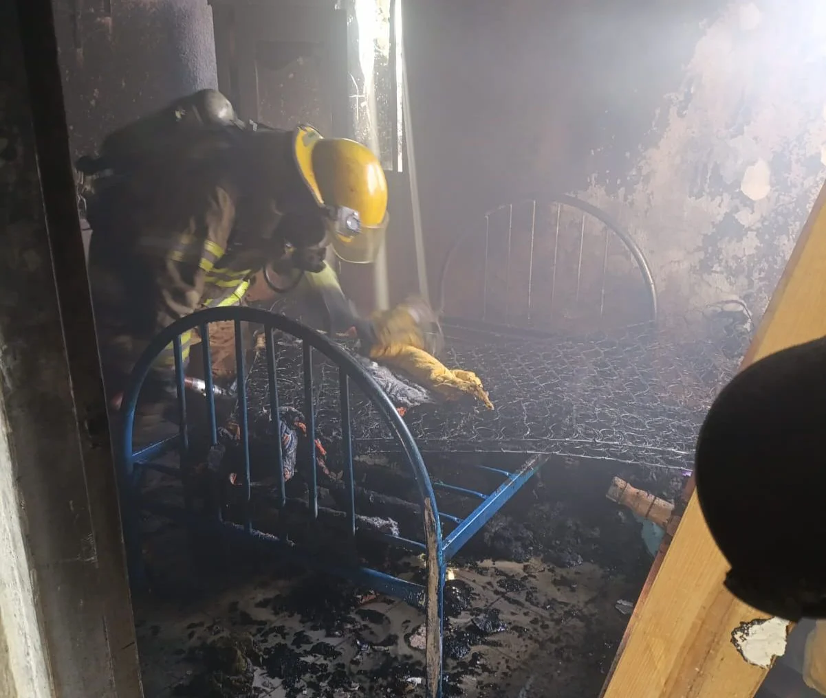 Vecinos controlan conato de incendio en Torreón causado por corto circuito. Bomberos verificaron la zona y no hubo heridos. Sucedió en la colonia Ciudad Nazas.