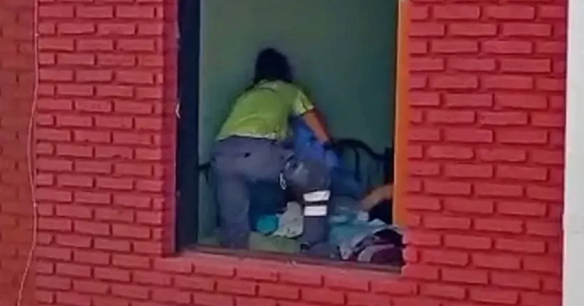 La policía tuvo que trepar una reja, romper una persiana y sacar una ventana para que los médicos pudieran ingresar. La bebé y la madre están bien
