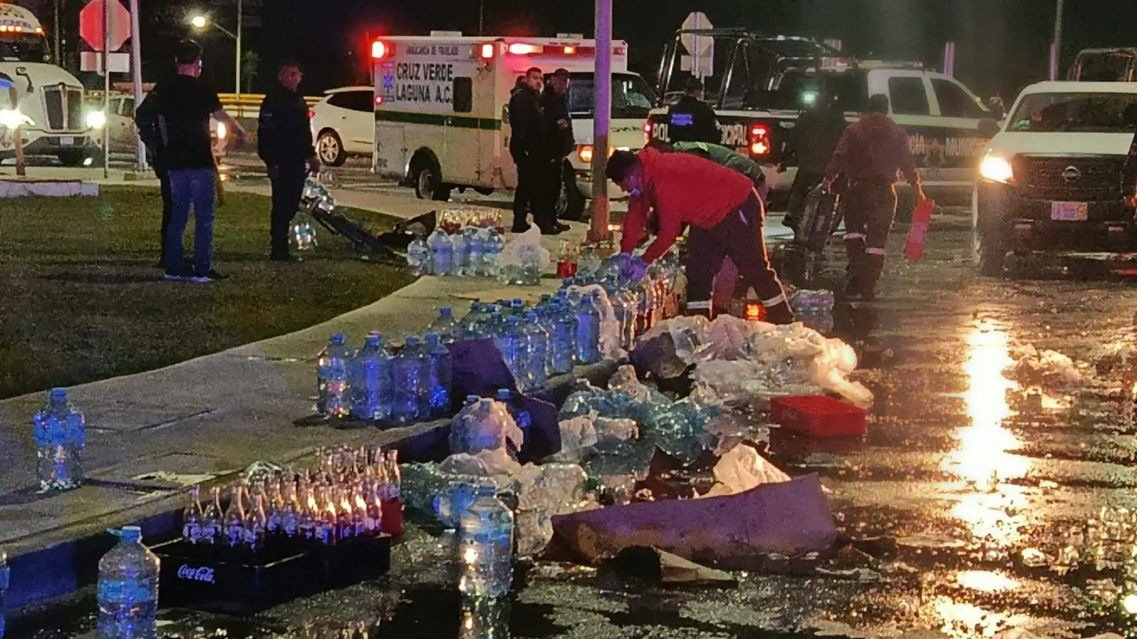 Camión con carga de refrescos protagoniza aparatoso accidente en Torreón