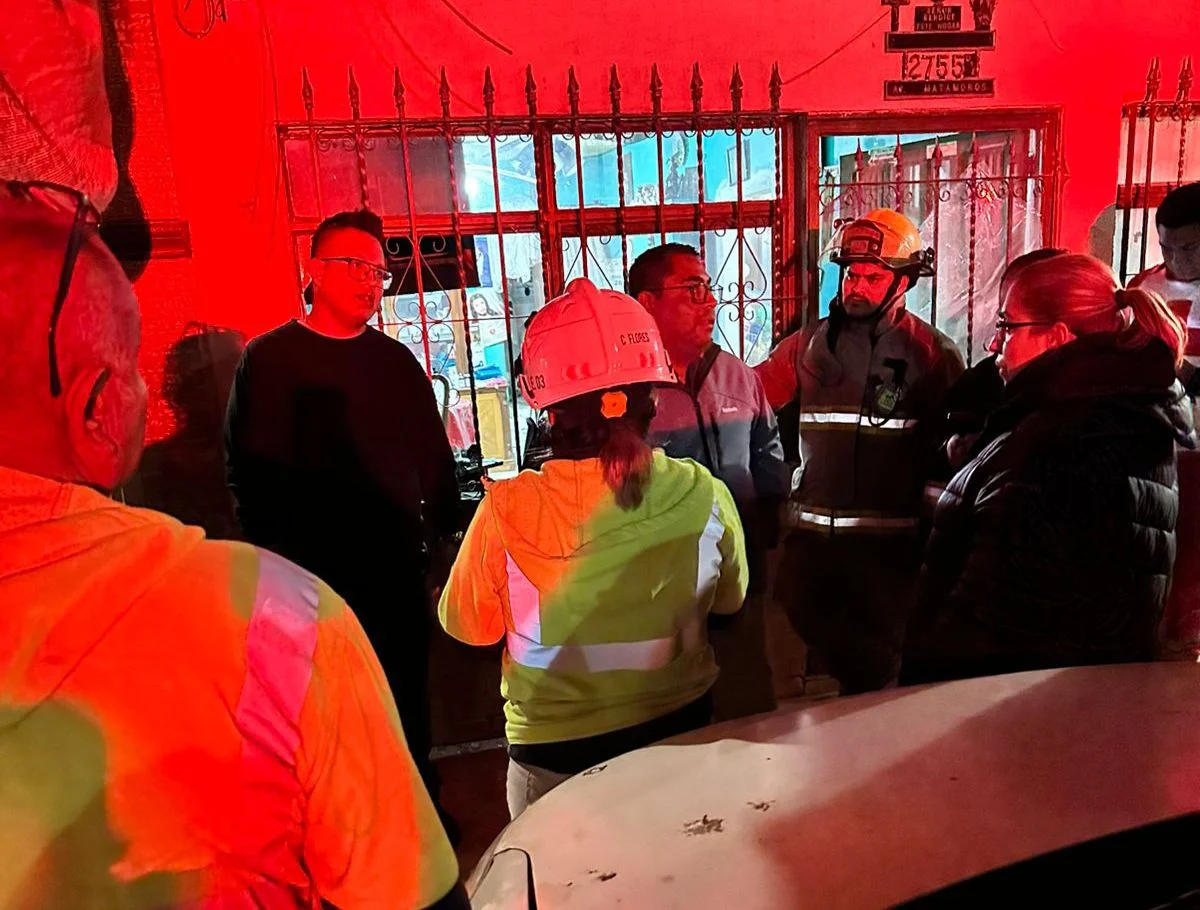 Dos lesionados leves y daños materiales tras explosión por fuga de gas en vivienda del centro de Torreón.