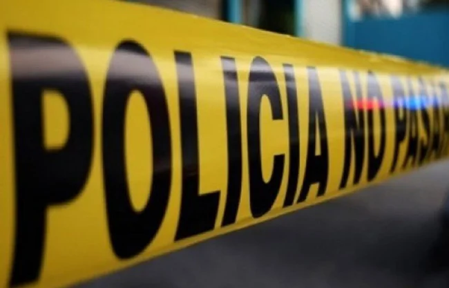 Fiscalía investiga como feminicidio la muerte de una mujer de 54 años; su hijo fue capturado cerca del lugar de los hechos.