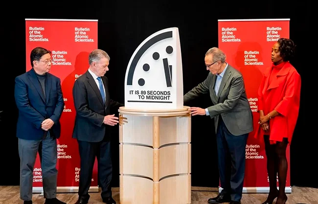 El Reloj del Apocalipsis, que mide simbólicamente la inminencia del fin del mundo, se acercó este martes más que nunca a la catástrofe