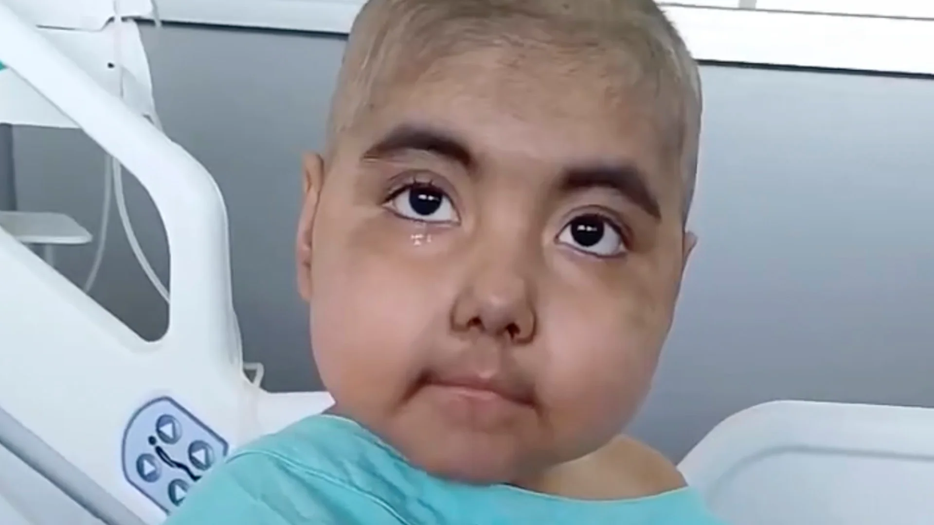 En redes sociales se ha vuelto viral una sincera y dolorosa petición, una niña pide irse al cielo al ya no soportar el dolor que le produce el cáncer