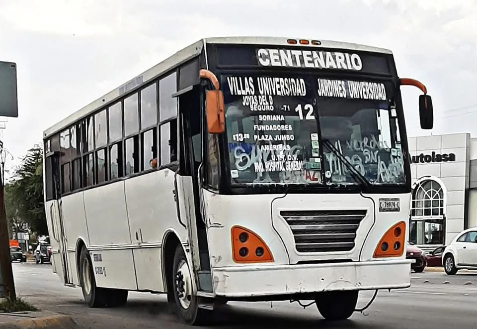 Cabildo de Torreón cancela 64 concesiones de transporte urbano por incumplimientos operativos y legales, mejorando el servicio público.