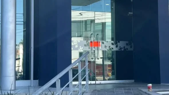 Clausuran sucursal bancaria en Guadalajara tras hallar empleados consumiendo alcohol dentro del inmueble durante la madrugada.