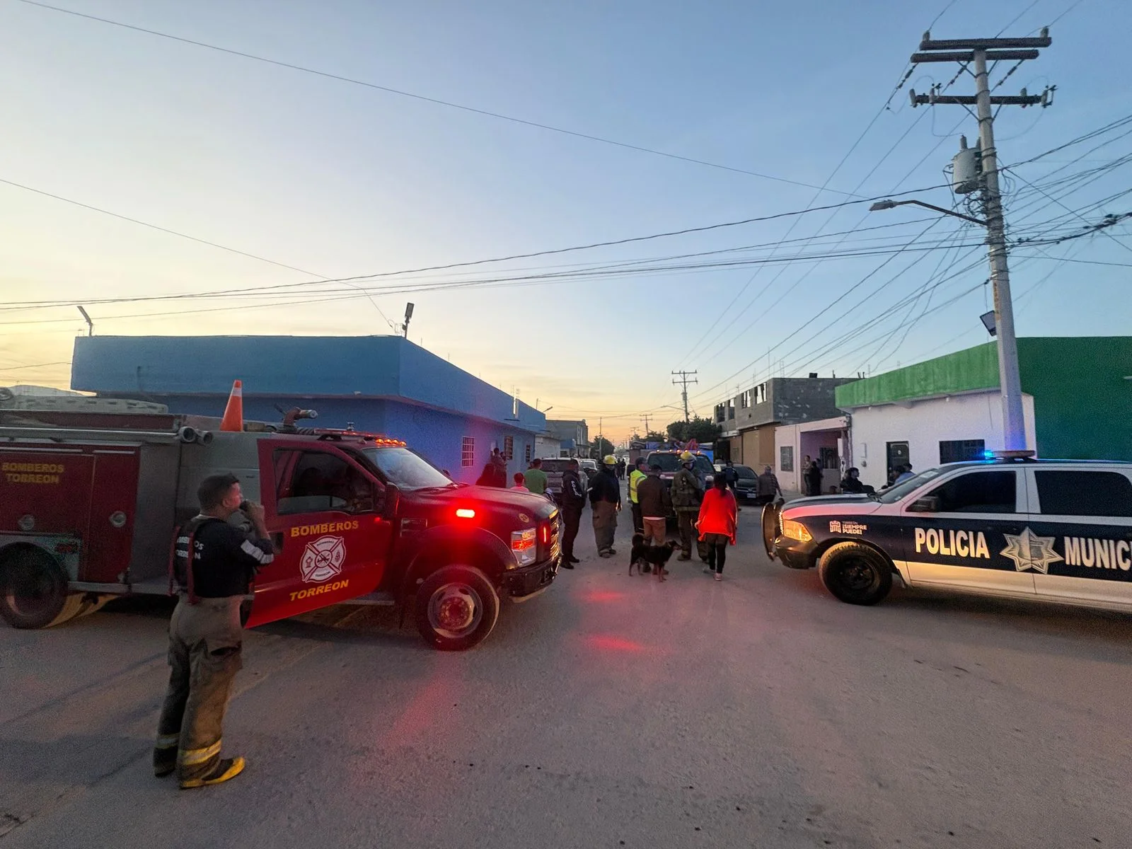 Trabajador fallece por descarga eléctrica mientras realizaba labores de albañilería en una vivienda de Torreón.