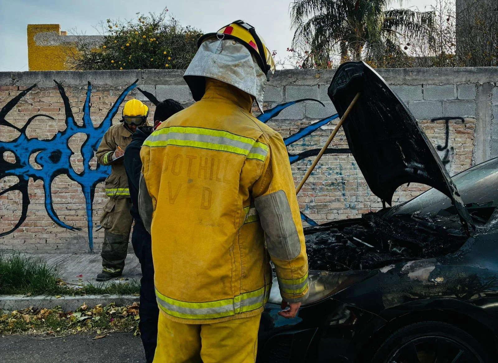 Vehículo es consumido por las llamas en Lerdo, Durango. Bomberos acudieron al llamado, pero el auto ya había sido sofocado por civiles. Daños totales.