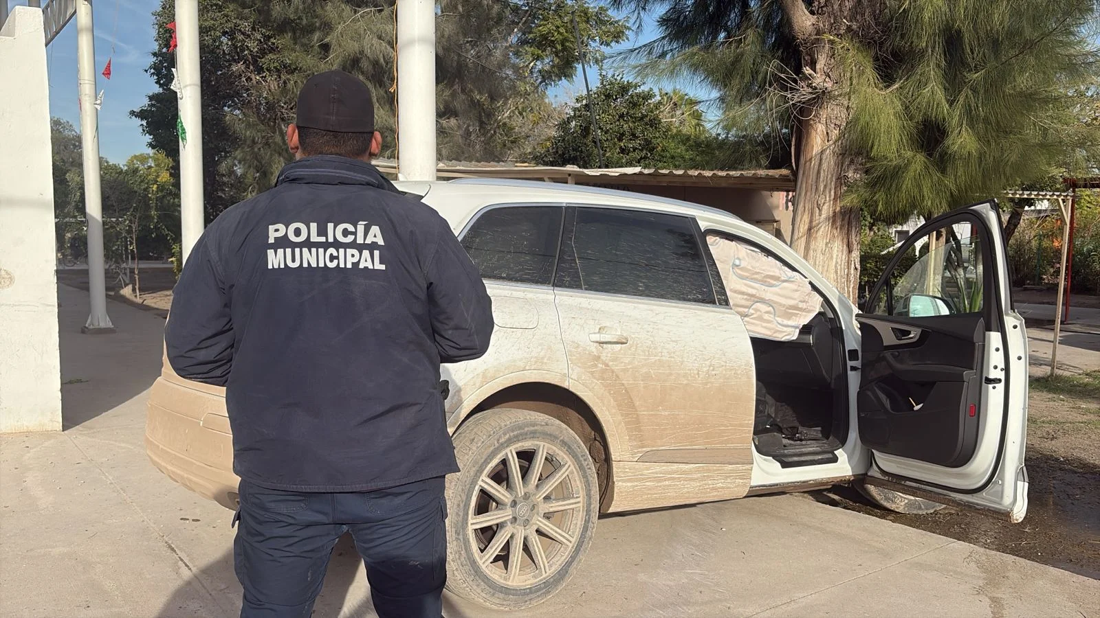 Persecución policial culmina en Lerdo con el aseguramiento de una camioneta Audi con reporte de robo desde Torreón, tras impactarse en plaza pública.