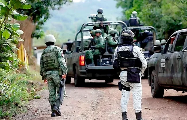 Explota narcomina y hiere a dos militares en Michoacán