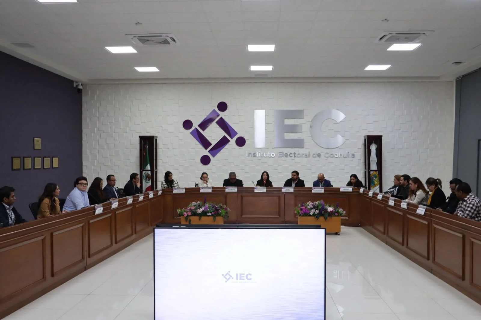 INE asesora al IEC para fortalecer plataforma digital "Conóceles" y garantizar transparencia en candidaturas al Congreso de Coahuila.