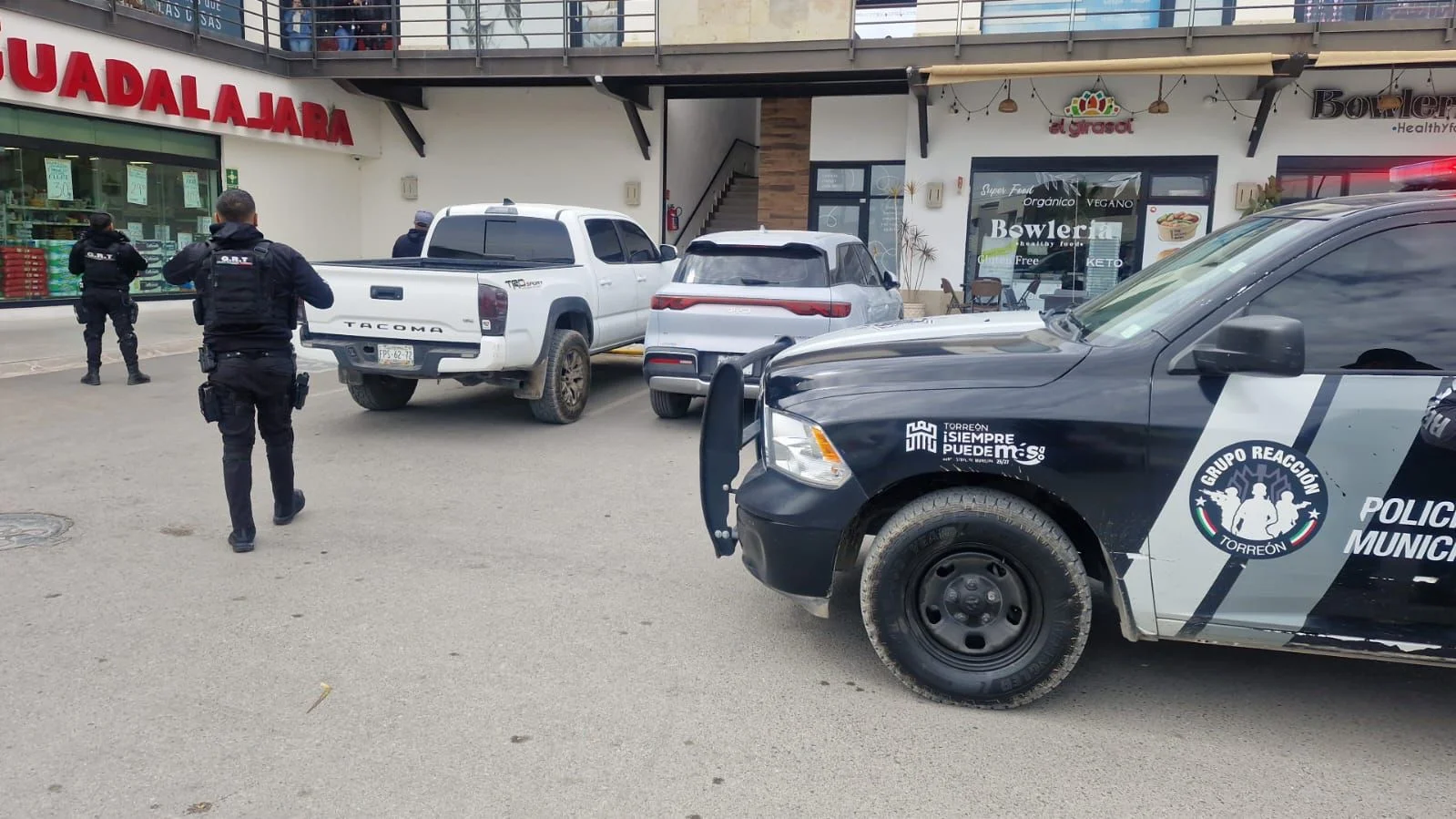 Joven es asaltada con arma blanca tras retirar medio millón de pesos de un banco en el Centro de Torreón. El ladrón huyó con el botín.
