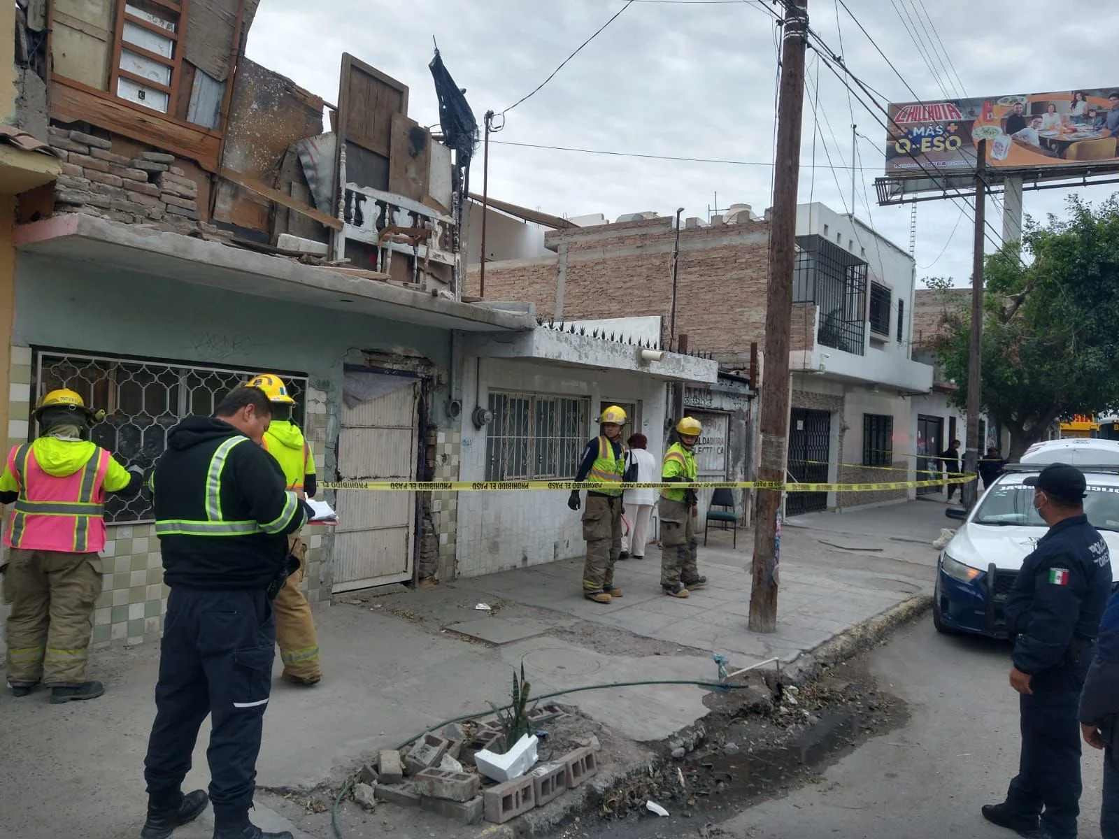 Familiares hallan sin vida a mujer de 72 años en su domicilio de Torreón, tras reportar olores fétidos. Autoridades acudieron al llamado.