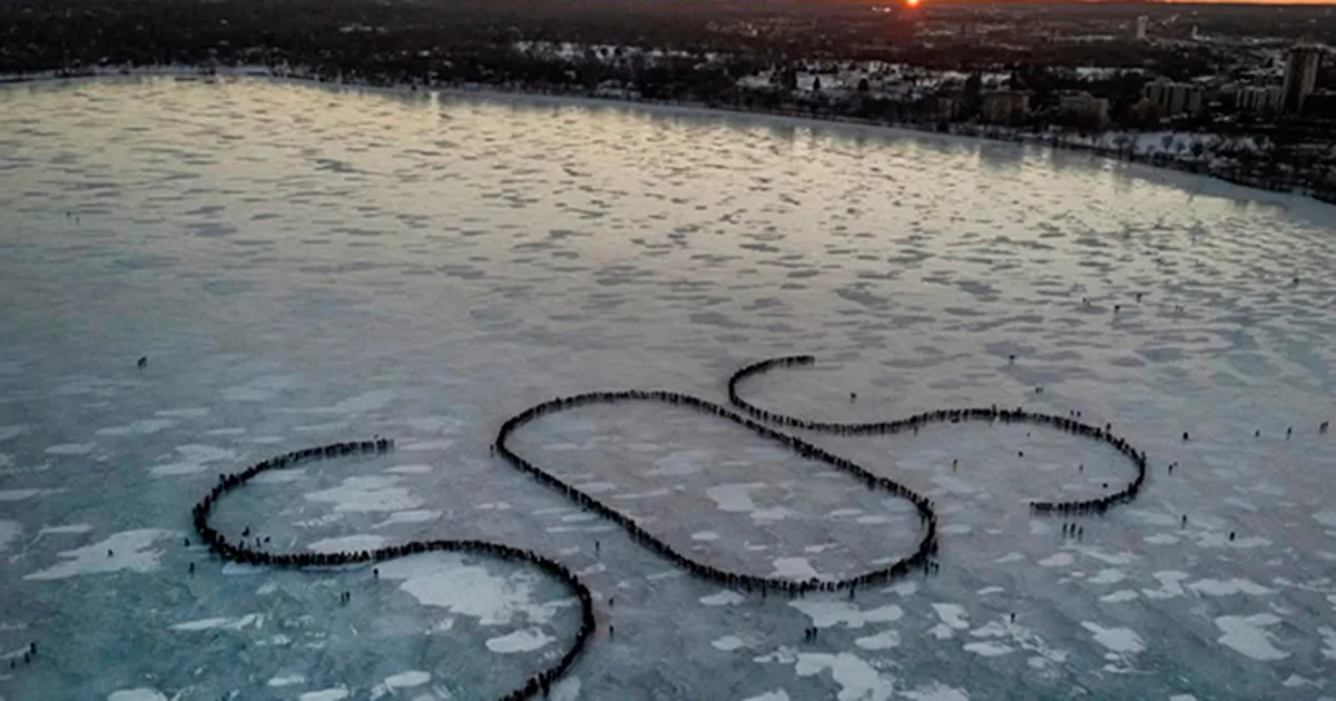 En un acto simbólico y pacífico, decenas de personas se reunieron sobre el lago congelado Bde Maka Ska para formar las letras “SOS”
