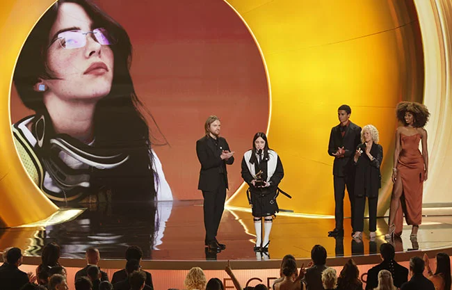 Billie Eilish gana el Grammy a canción del año y lanza un mensaje contra el ICE