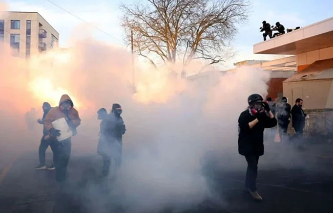 Alcalde de Portland exige que ICE abandone la ciudad después de que agentes gasearon a manifestantes