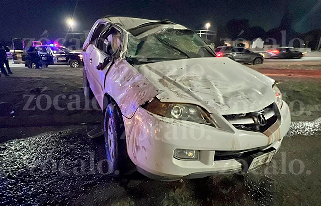 Ebrio casi mata a su familia tras volcar su auto en el bulevard Fundadores de Saltillo