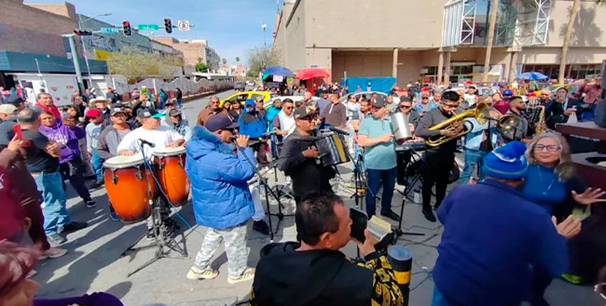 Jorge Cordero y Los Meros Meros transformaron el paso cotidiano de las familias laguneras en una celebración espontánea.