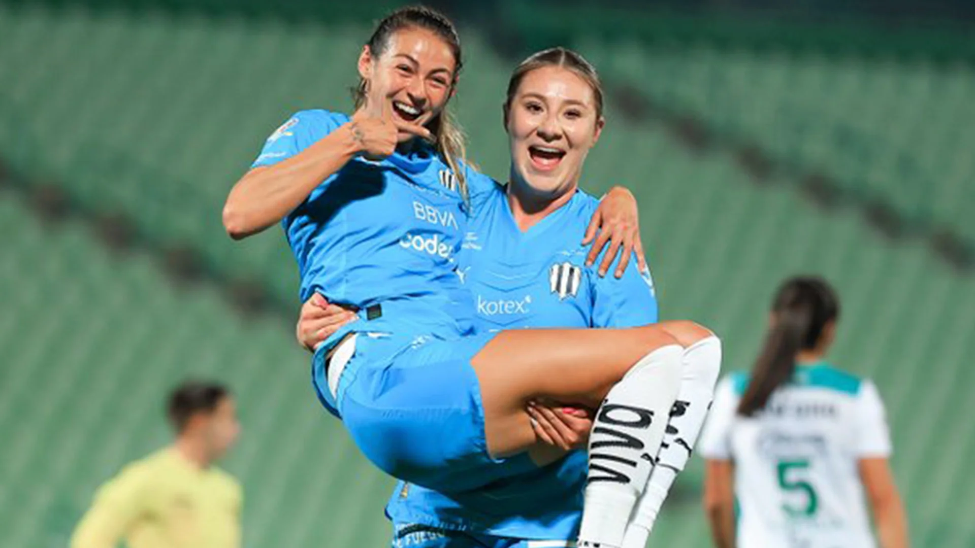 Burkenroad brilla y guía la goleada de Rayadas ante Santos