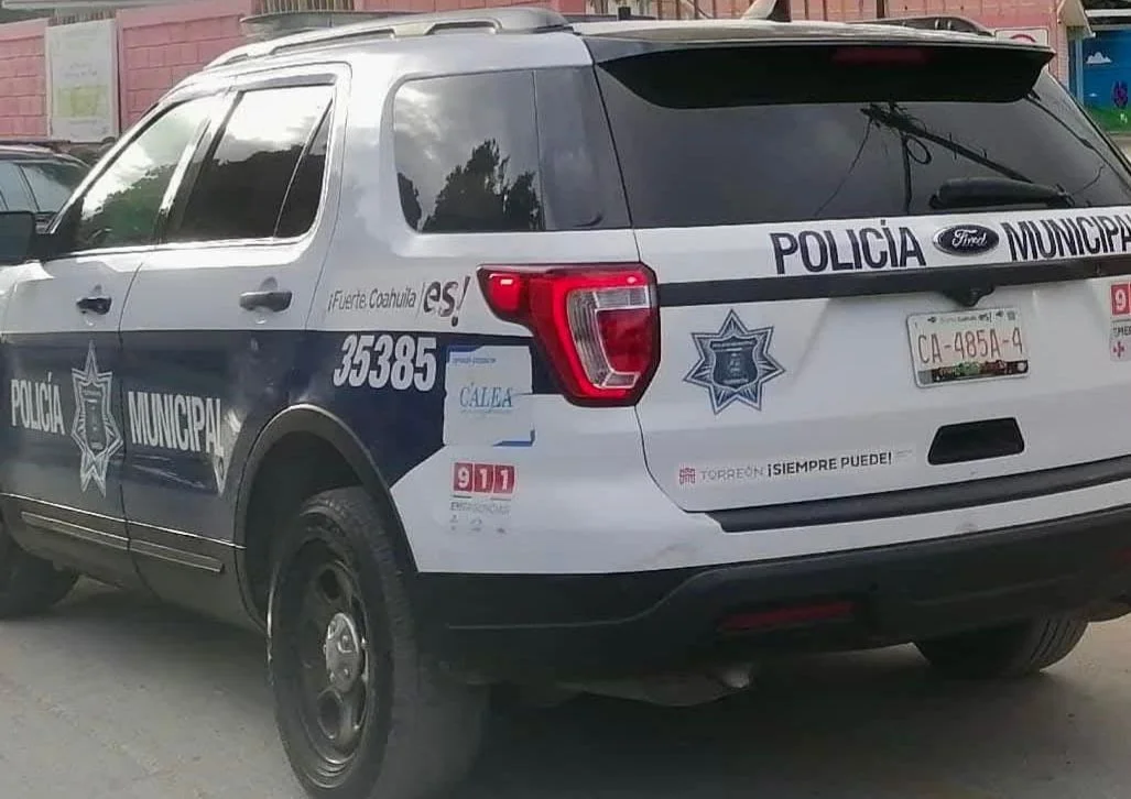 Hallan cuerpo en avanzado estado de descomposición en vivienda de la colonia Miguel Alemán en Torreón. Se investiga como probable suicidio.