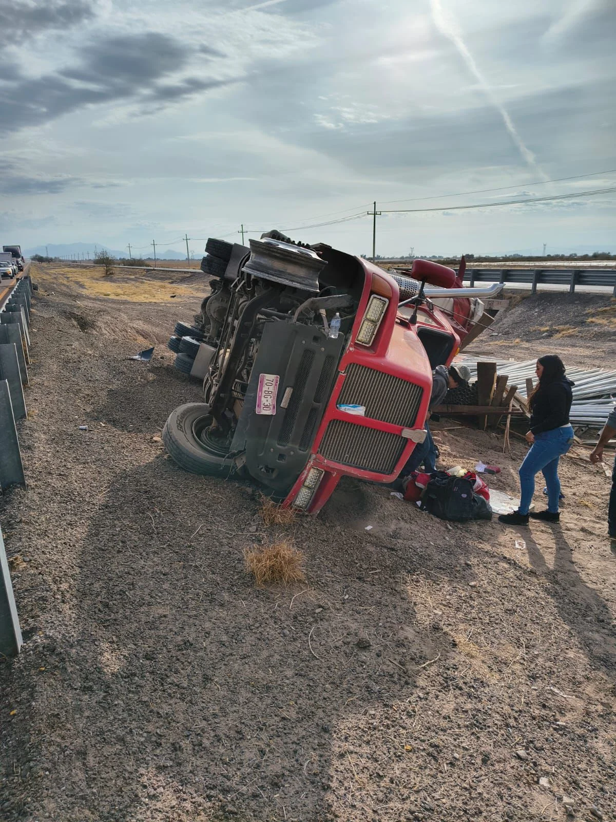 Accidente en Matamoros-Saltillo: camión se volcó en la Cueva del Tabaco. Dos personas resultaron lesionadas y fueron trasladadas a un hospital.