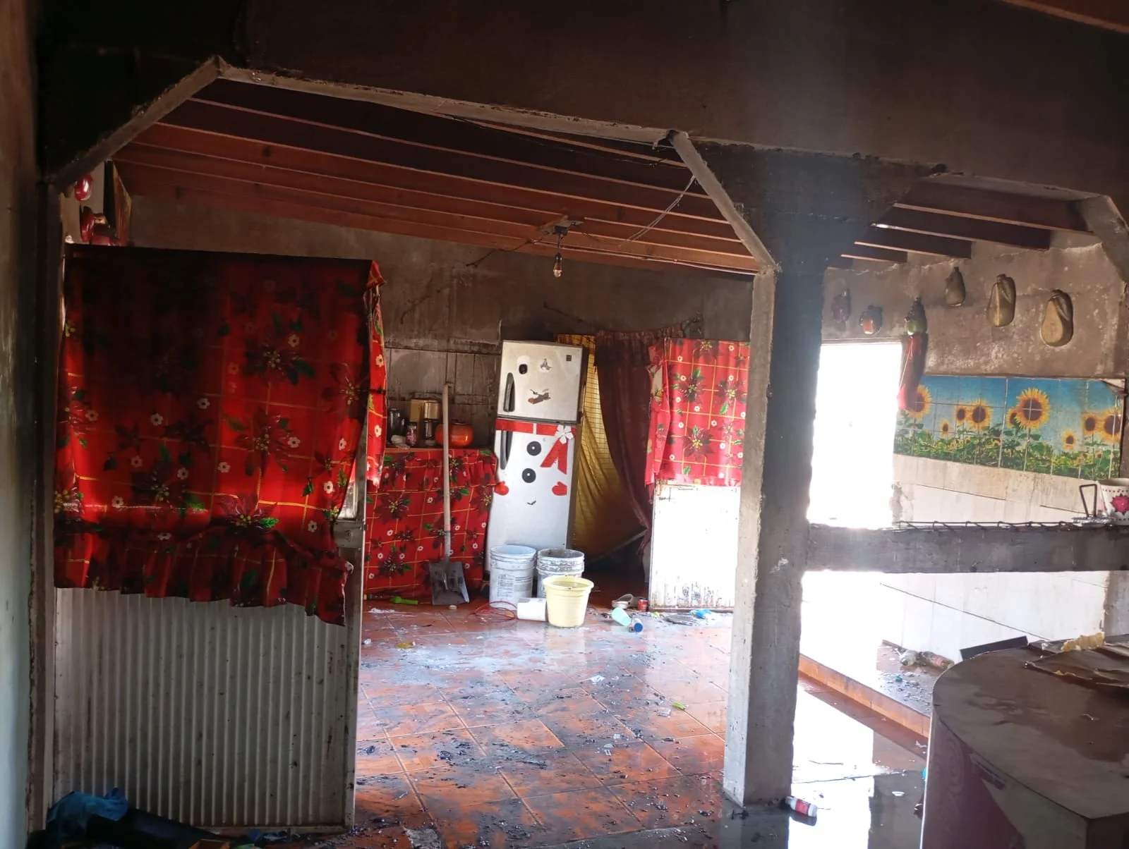 Bomberos de Lerdo sofocan incendio en vivienda del ejido Sapioriz. No se reportan víctimas, solo daños materiales en la estructura.