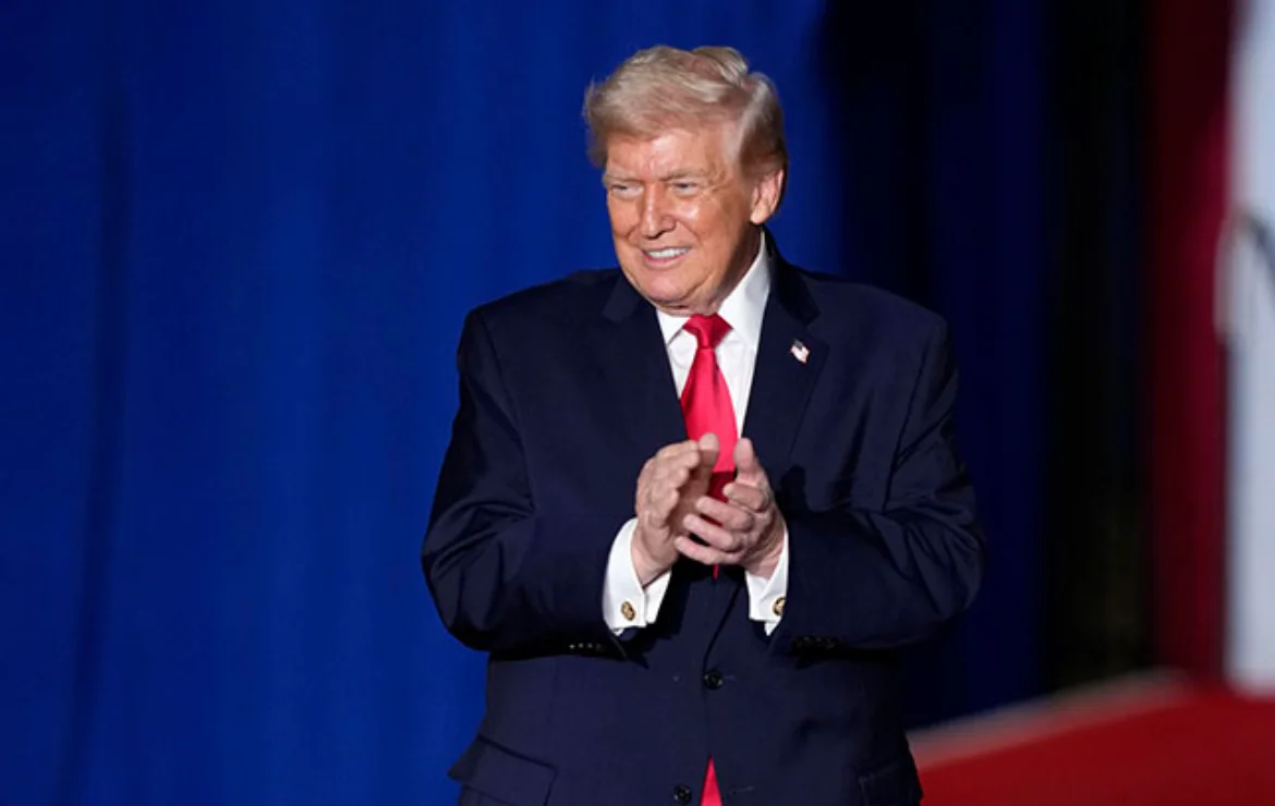 Trump dice que se podría usar un enfoque "un poco más suave" en los operativos migratorios