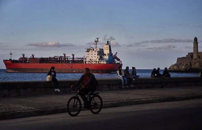 Trump firmó una orden ejecutiva que permite a Washington imponer aranceles adicionales a países que suministran petróleo a la isla.