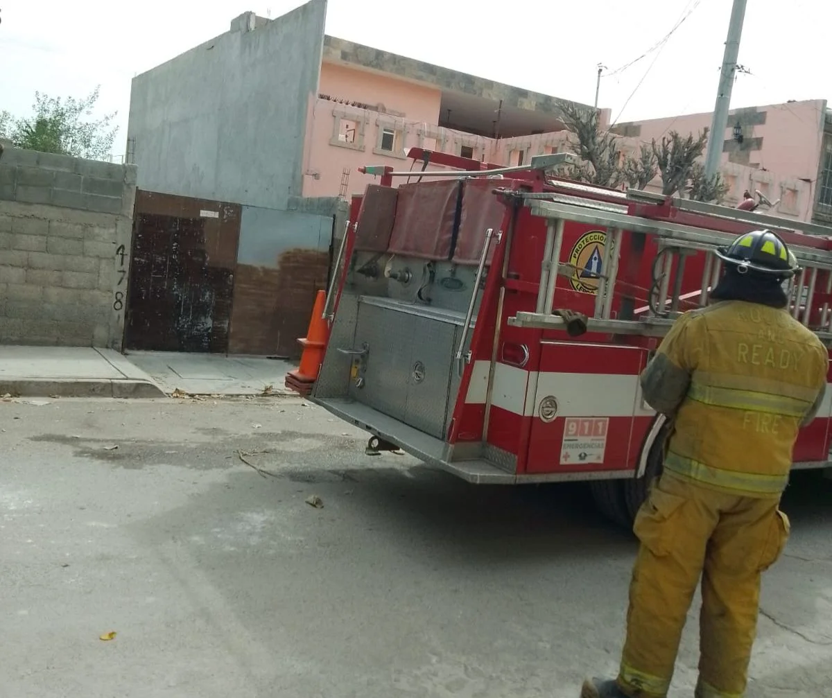 Bomberos sofocan incendio provocado por vecina en colonia Villa Jardín de Lerdo