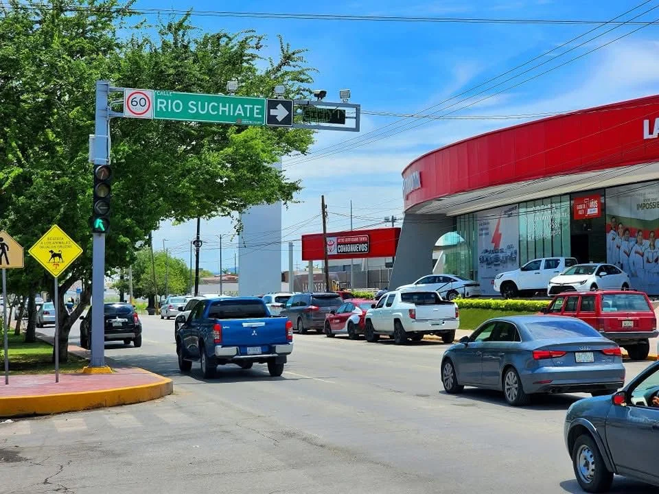 Quejas por semáforos desincronizados encabezan reportes en el SIMV