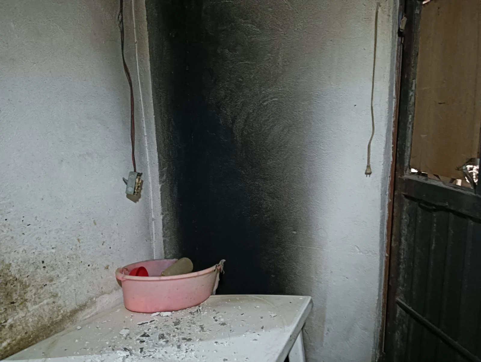 Incendio intencional daña puesto de gorditas en Torreón; sujetos rociaron gasolina. Vecinos sofocaron las llamas antes de la llegada de bomberos.