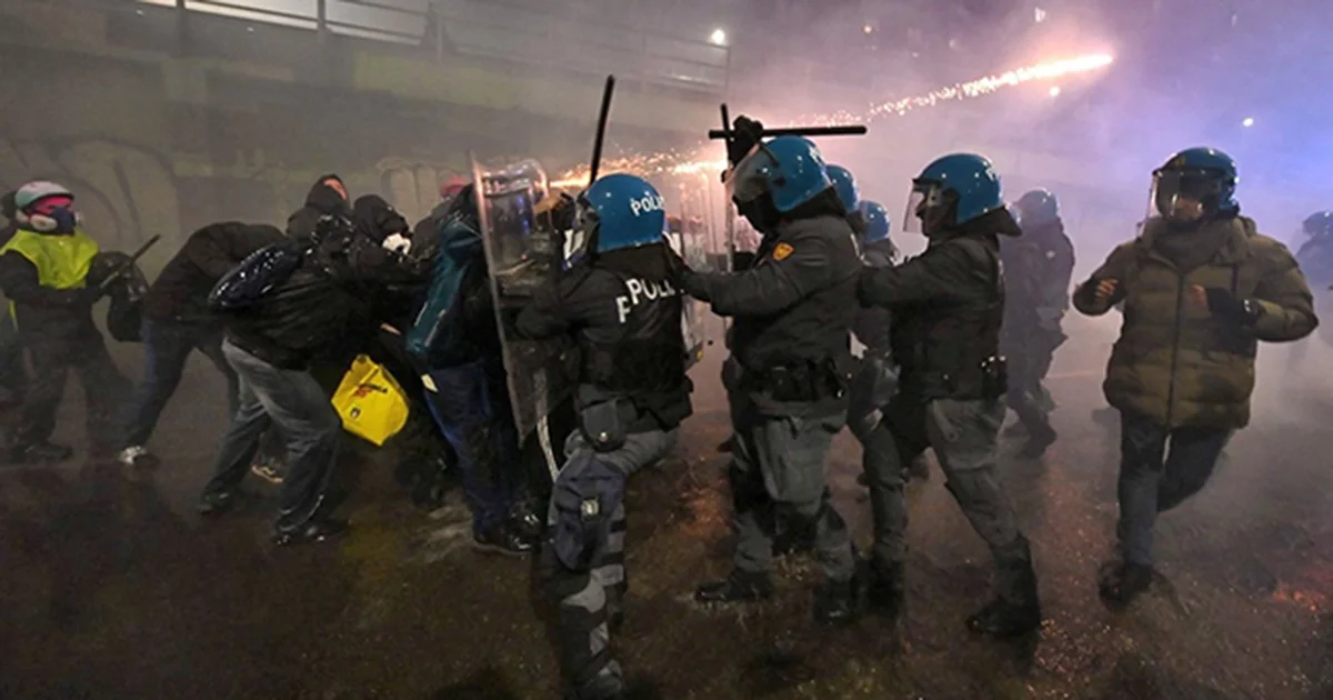 Una protesta en contra de los JJOO de Invierno terminó con enfrentamientos este sábado de la policía con unas decenas de manifestantes en Milán