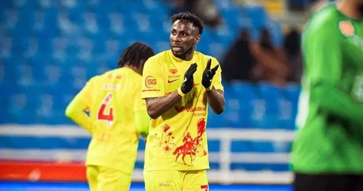 El mexicano marcó su gol 18 en la liga saudita en el empate 1-1 entre su equipo el Al Qadisiya y el Al Fateh. Sigue en la lucha por el título de goleo