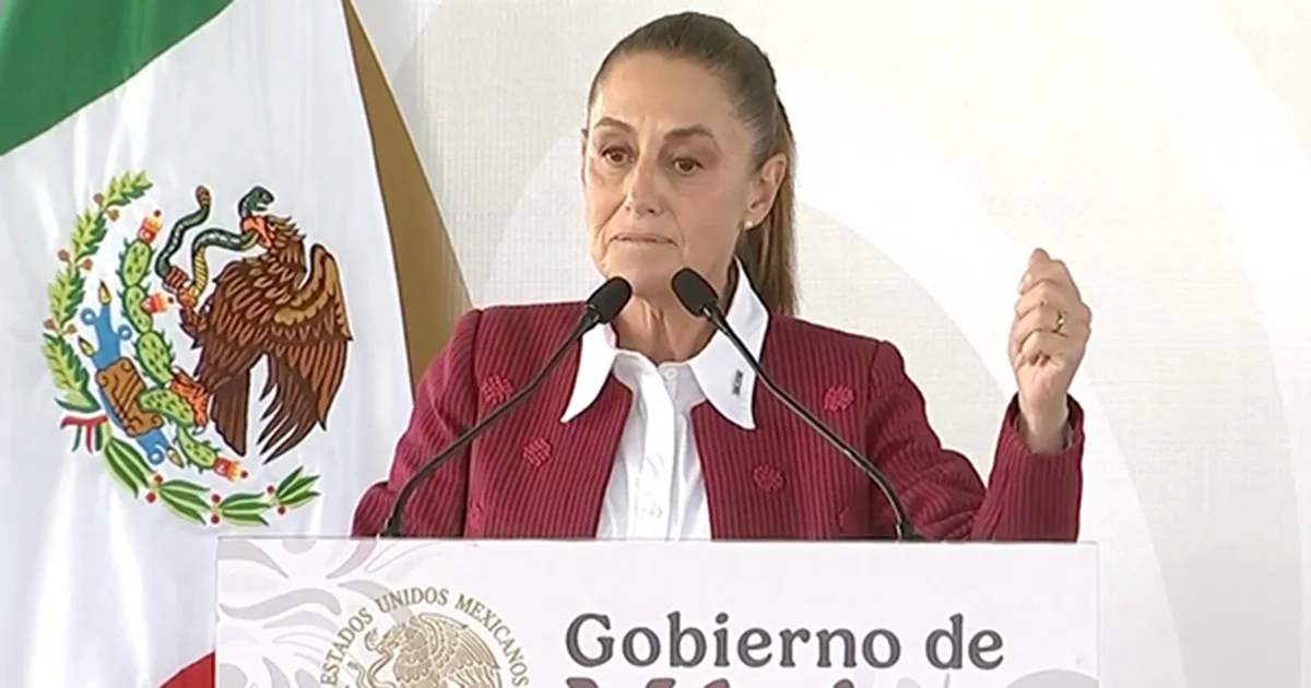 Sheinbaum criticó que el abandono educativo neoliberal excluyó a millones de jóvenes, culpándolos injustamente por la falta de cupo