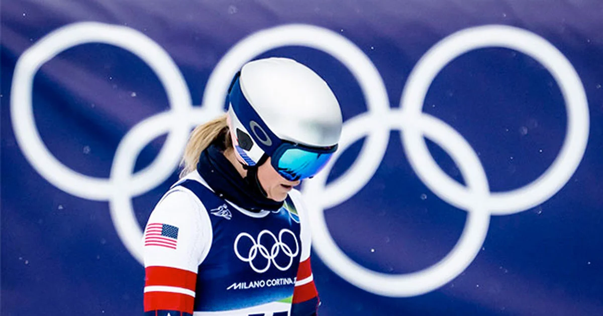 La estadounidense Lindsey Vonn sufre aparatosa caída y es evacuada en helicóptero durante el descenso olímpico en Cortina d'Ampezzo.