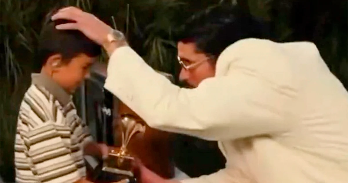 La escena de Bad Bunny con un niño y un cartel de 'Conejo' en el Super Bowl desató interpretaciones en redes