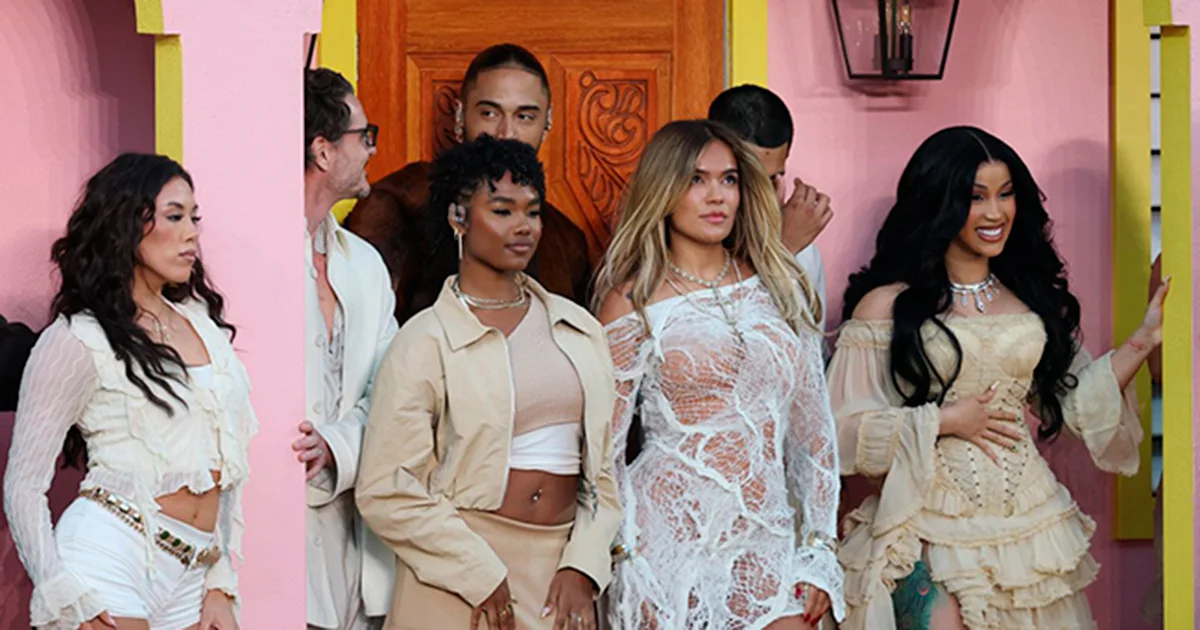 Fiel a su estilo, su cultura y, cómo no, a su propia gira Debí Tirar Más Fotos World Tour, el puertorriqueño llevó consigo ‘la Casita'