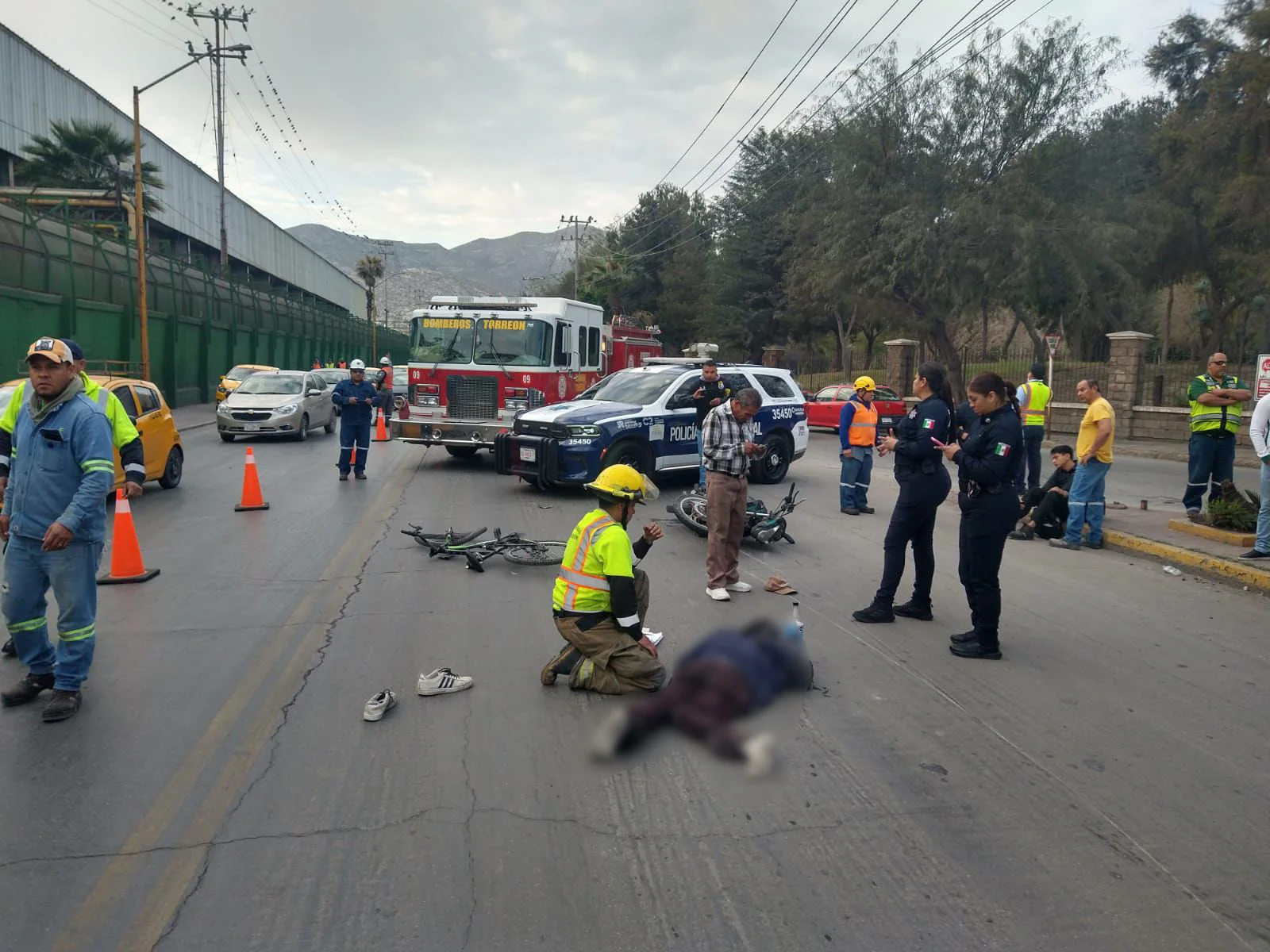 Hombre en bicicleta colisiona con motociclista en Torreón; víctima grave es trasladada a hospital. Accidente en prolongación Comonfort.
