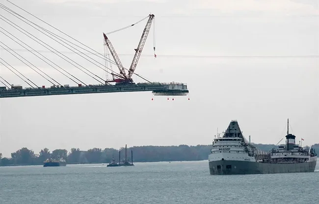 Amaga Trump con frenar apertura de puente entre EU y Canadá
